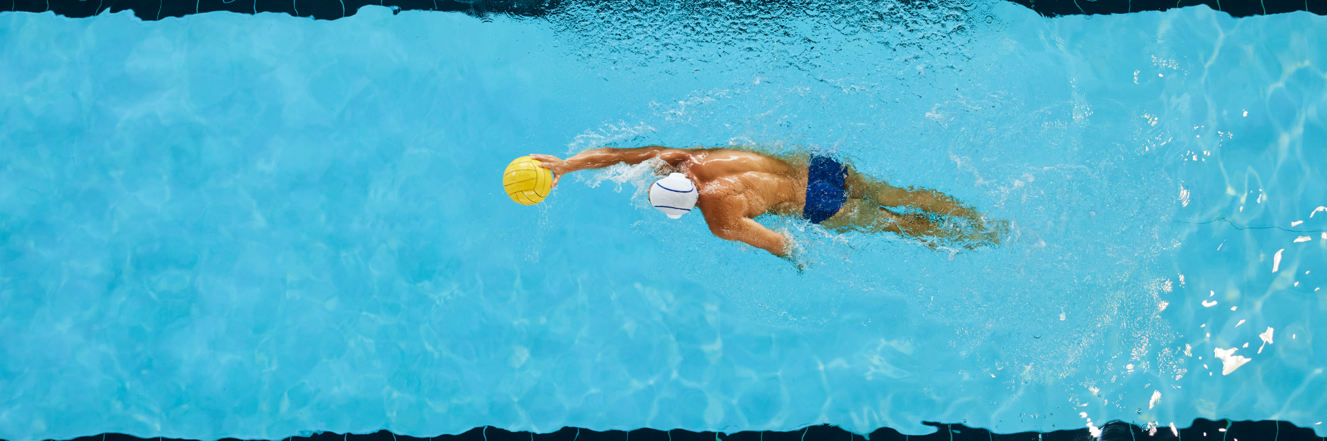 Homme qui nage avec un ballon